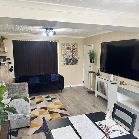 Modern 3-Bed House Contractor Stay In Kent, Medway - Rochester Strood With Parking & Wifi For Long Stays Exterior photo